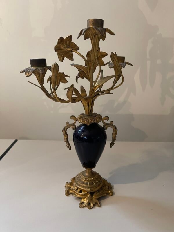 Candelieri in porcellana e bronzo dorato a 3 fiamme stile fiore francese XX secolo
