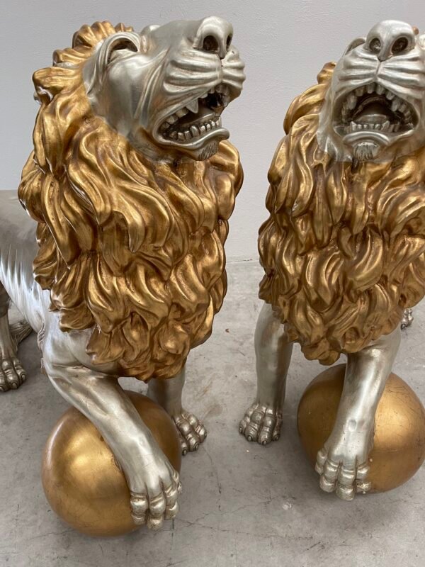 Coppia di sculture di leoni in legno in foglia d'oro e foglia d'argento Arte italiana anni '70 - Image 4