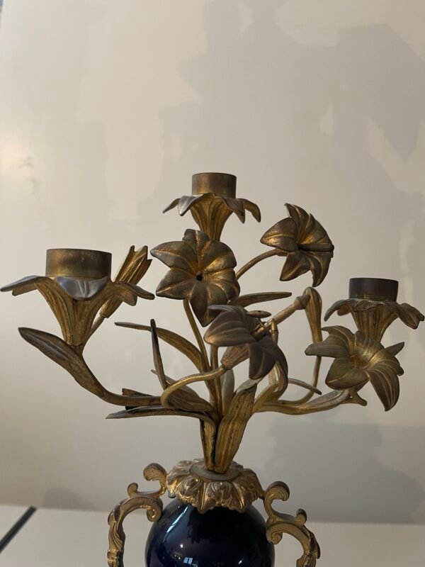 Candelieri in porcellana e bronzo dorato a 3 fiamme stile fiore francese XX secolo - Image 3