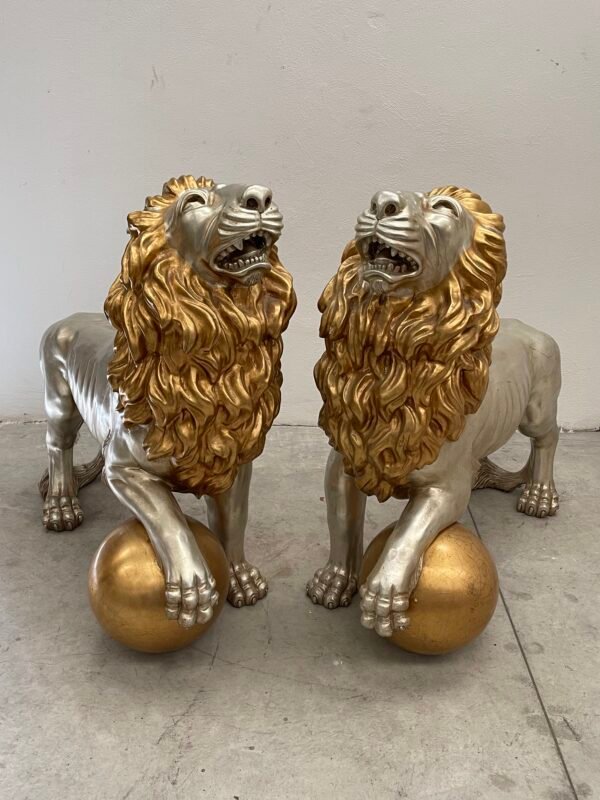 Coppia di sculture di leoni in legno in foglia d'oro e foglia d'argento Arte italiana anni '70