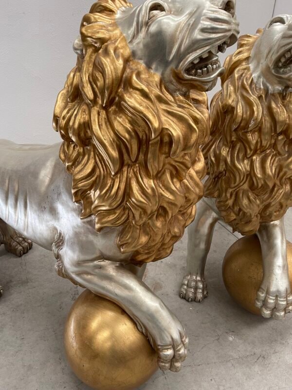 Coppia di sculture di leoni in legno in foglia d'oro e foglia d'argento Arte italiana anni '70 - Image 3