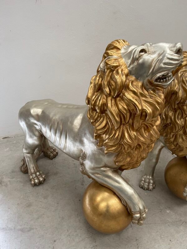Coppia di sculture di leoni in legno in foglia d'oro e foglia d'argento Arte italiana anni '70 - Image 5