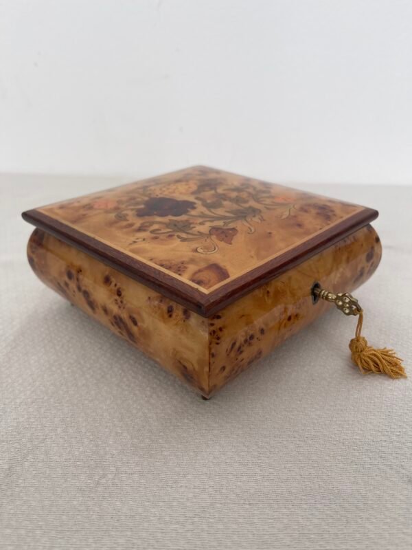 Scatola Portagioie/Musicale in Radica con Intarsio Floreale – Made in Italy - Image 4