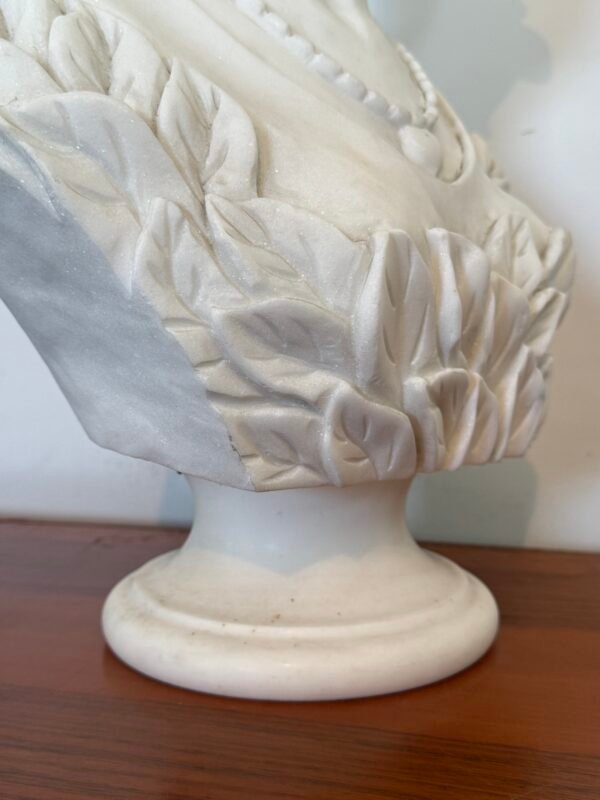 Busto Scultoreo in Marmo – Donna con Cappello in Stile Liberty - Image 4
