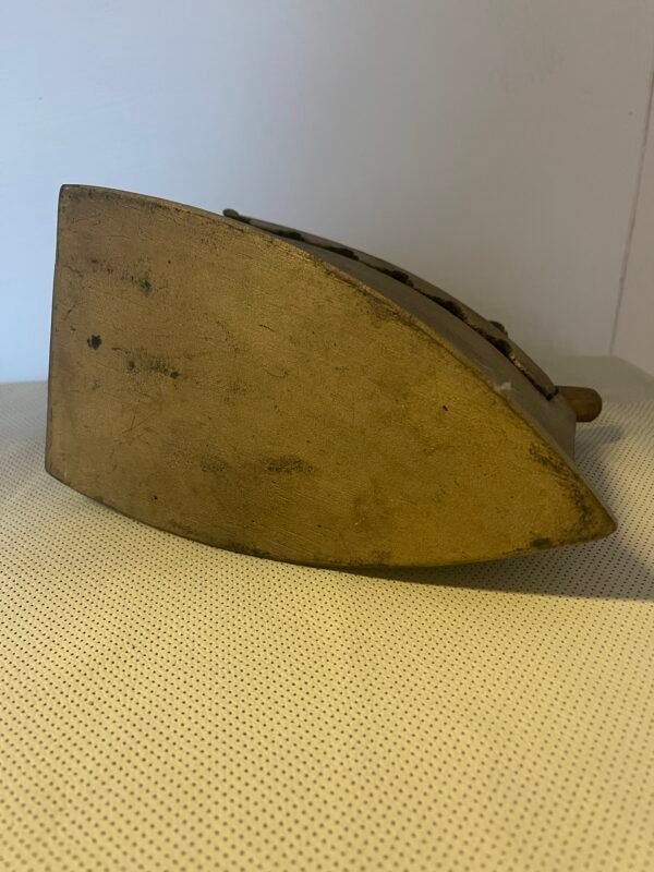 Ferro da stiro a carbone in ghisa con manico in legno – fine '800 / inizio '900 - Image 3