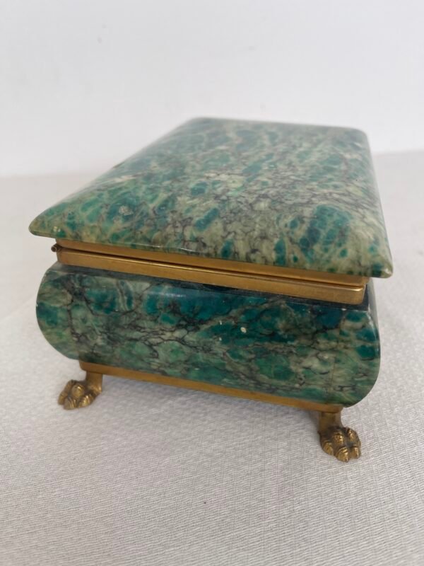 Scatola Decorativa in Malachite Sintetica con Finiture in Ottone Dorato – Stile Neoclassico - Image 2