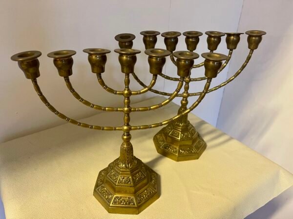 Coppia di candelabri a sette braccia in ottone - Image 3