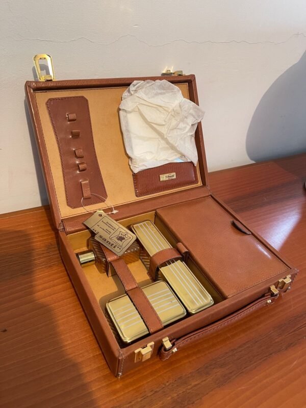 Valigetta Vintage in Pelle Marrone con Dettagli in Ottone - Image 4