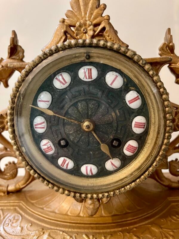 Orologio da camino in stile barocco con statuetta e chiave originale - Image 4