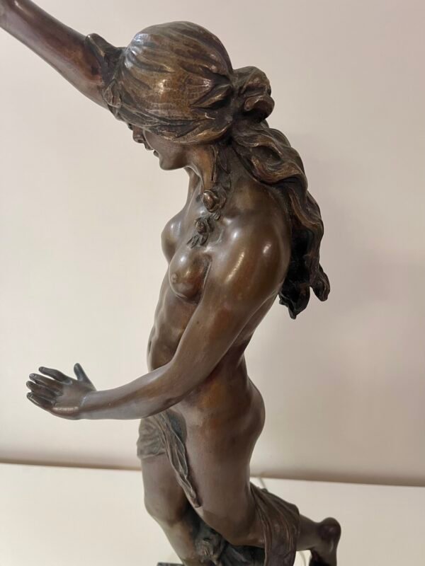 Lampada scultorea con figura maschile classica - Image 4