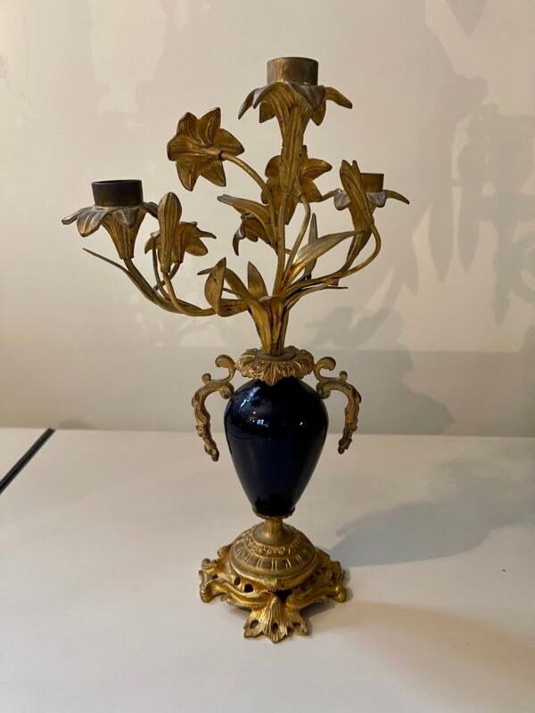 Candelabro decorativo a 3 luci in bronzo dorato con vaso in ceramica blu - Image 5