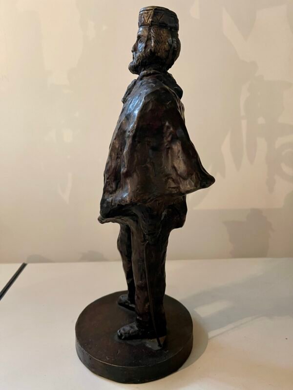 Scultura in bronzo raffigurante uomo con bastone - Image 5