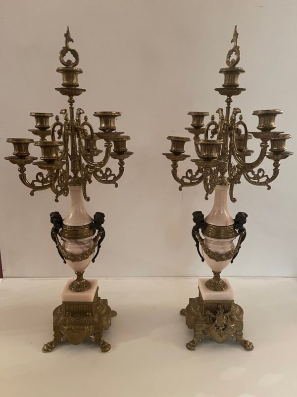 Coppia di candelabri in marmo rosa e bronzo dorato