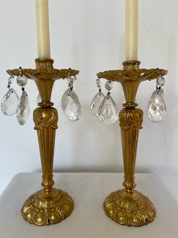 Elegante coppia di candelabri dorati in stile Impero con pendenti in cristallo - Image 2