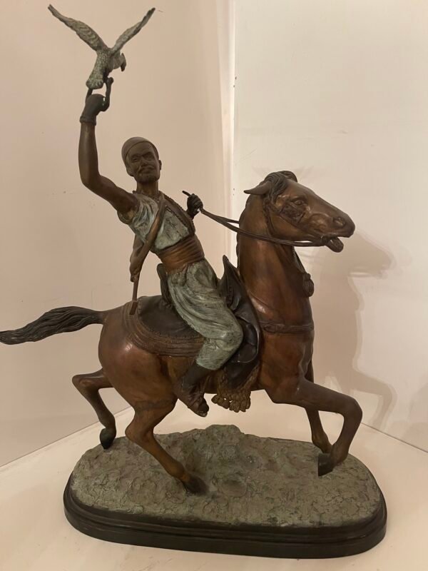 Scultura orientaleggiante “Cavaliere con falco” – in stile bronzo patinato - Image 3