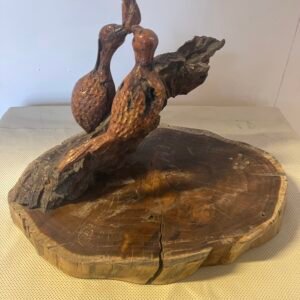 Scultura in legno intagliato con uccelli