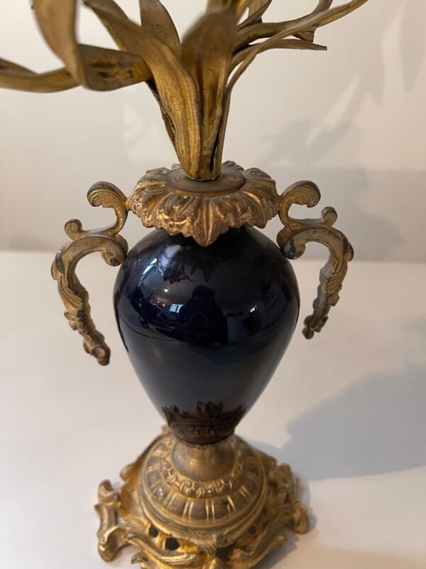 Candelabro decorativo a 3 luci in bronzo dorato con vaso in ceramica blu - Image 2