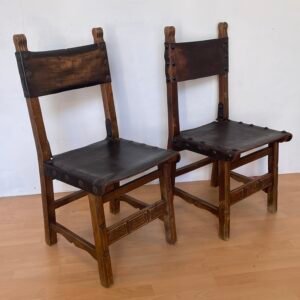 Coppia di sedie in legno e cuoio con borchie – stile rustico