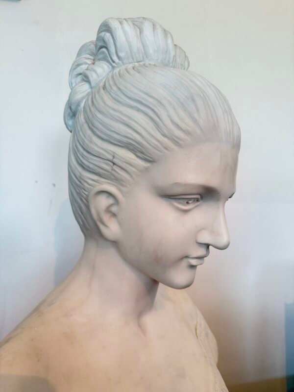 Busto Scultoreo in Marmo – Donna in Stile Neoclassico - Image 2