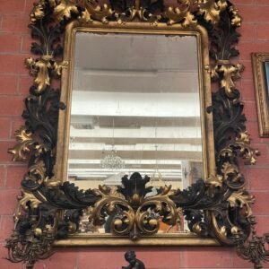 Specchiera barocca con decorazioni a foglia e candelabri