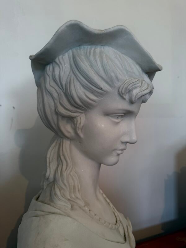 Busto Scultoreo in Marmo – Donna con Cappello in Stile Liberty - Image 3