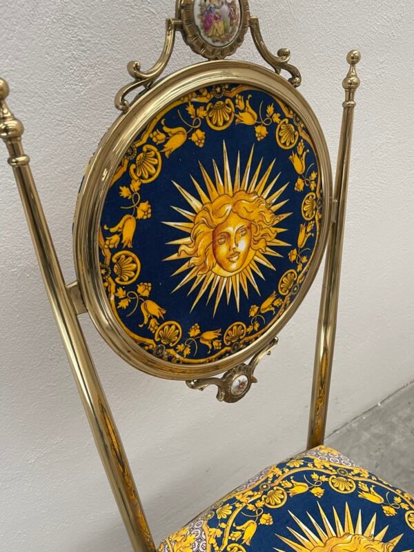Coppia di sedie in ottone stile neoclassico con tessuto Versace "Sole" - Image 4