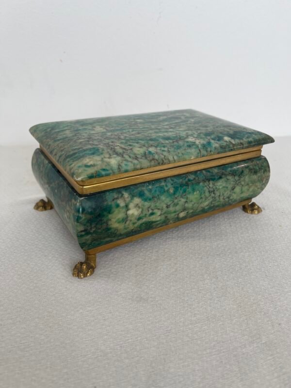 Scatola Decorativa in Malachite Sintetica con Finiture in Ottone Dorato – Stile Neoclassico