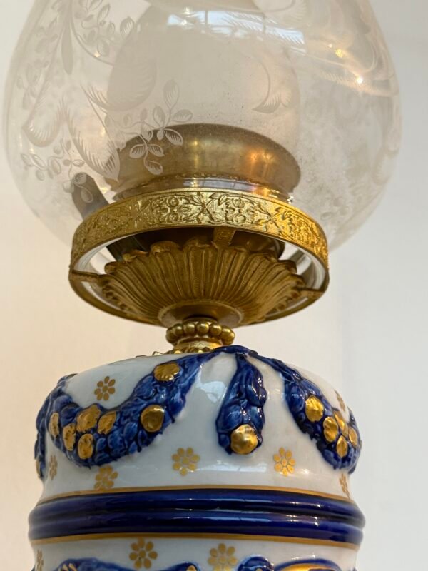 Lampada a Petrolio in Porcellana e Vetro Inciso - Image 3