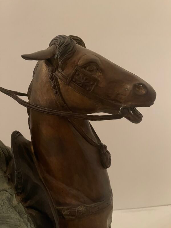 Scultura orientaleggiante “Cavaliere con falco” – in stile bronzo patinato - Image 2