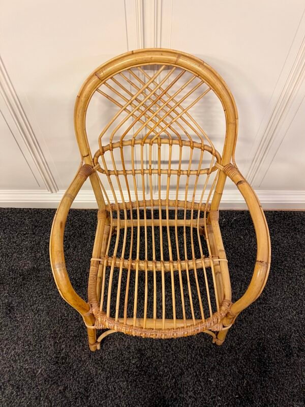 Poltroncina vintage in rattan con schienale decorativo - Image 4