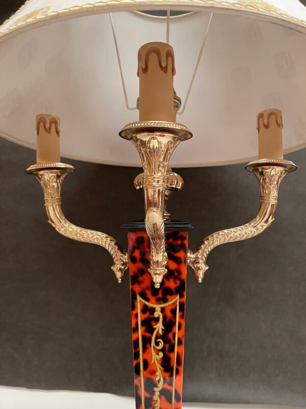 Lampada da tavolo in stile classico con base effetto tartarugato e dettagli dorati - Image 2