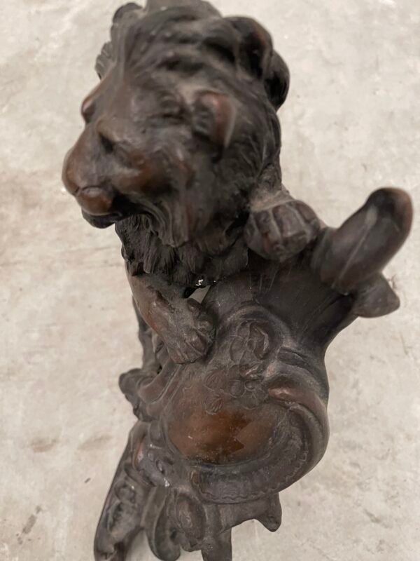 Coppia di leoni ornamentali in ghisa con scudo araldico – Stile Barocco - Image 4