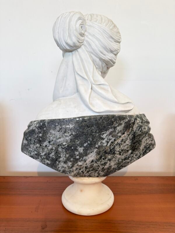 Busto Scultoreo Policromo in Marmo – Donna Romantica con Rose - Image 4