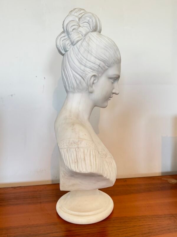 Busto Scultoreo in Marmo – Donna in Stile Neoclassico - Image 5