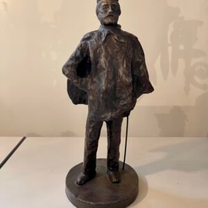 Scultura in bronzo raffigurante uomo con bastone