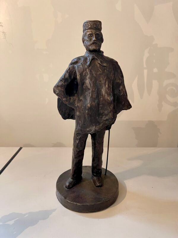Scultura in bronzo raffigurante uomo con bastone