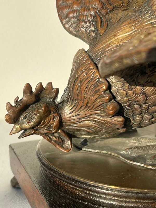 Scultura in Bronzo di Gallo da Combattimento su Base in Legno - Image 4