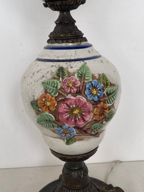 Lampada da tavolo vintage in stile vittoriano con paralume in vetro satinato e base floreale dipinta a mano - Image 2