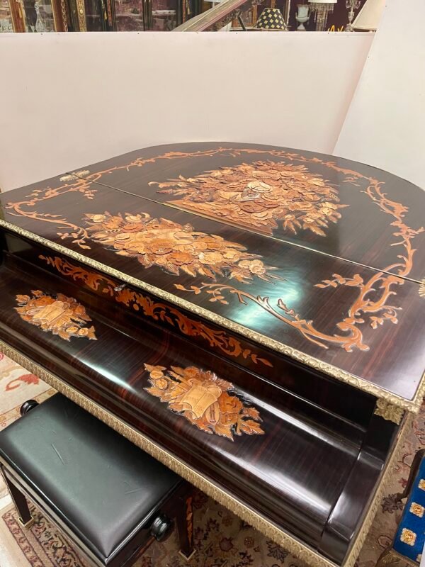 Pianoforte a coda decorativo in stile Luigi XV - Image 4