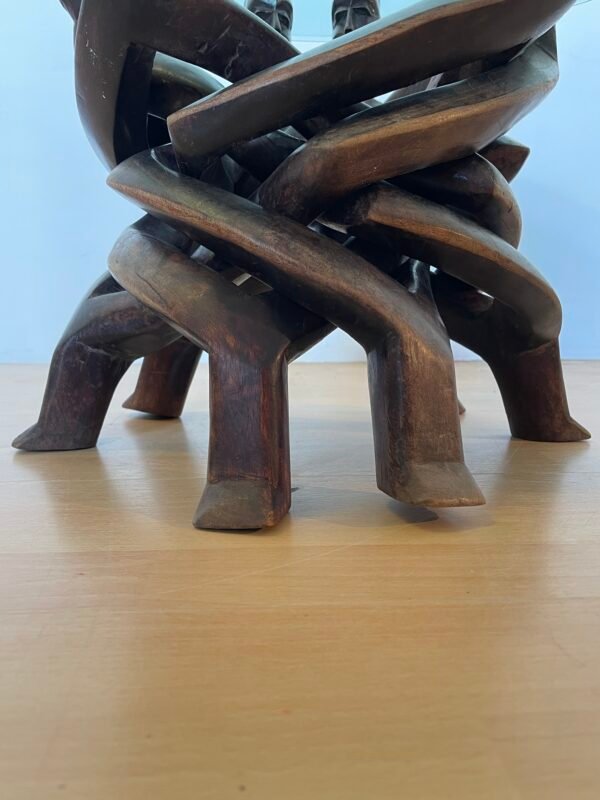 Tavolino Etno-Artistico con Base Scultorea in Legno e Piano in Vetro - Image 5