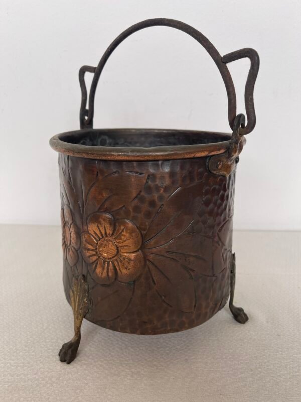 Secchio vintage in rame cesellato con manico e piedini decorativi