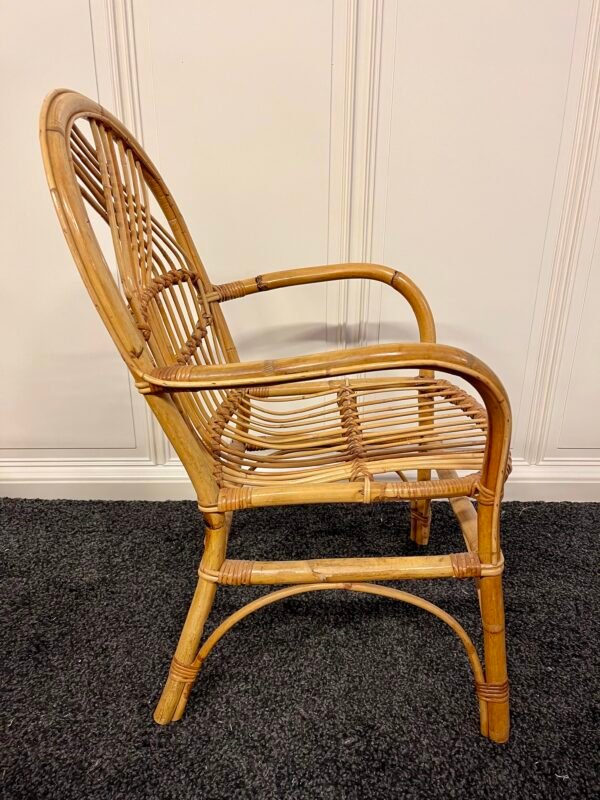 Poltroncina vintage in rattan con schienale decorativo - Image 5