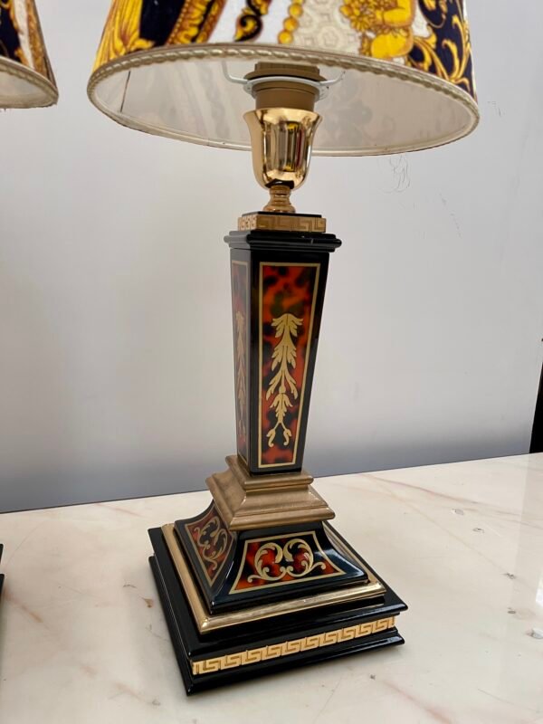 Coppia di lampade da tavolo in stile neoclassico con paralumi decorati in stile Versace - Image 5