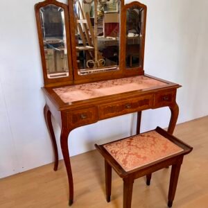Toeletta vintage con tre specchi e sgabello imbottito
