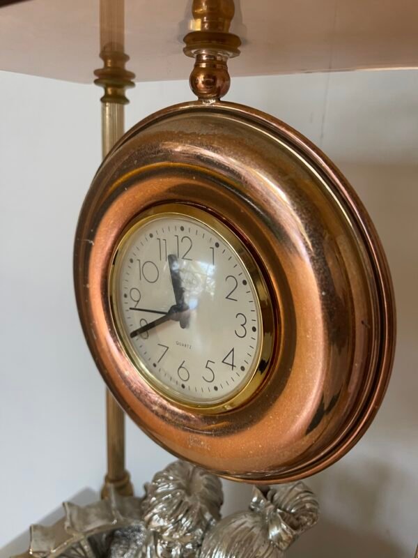 Orologio da tavolo con scena romantica in metallo - Image 4