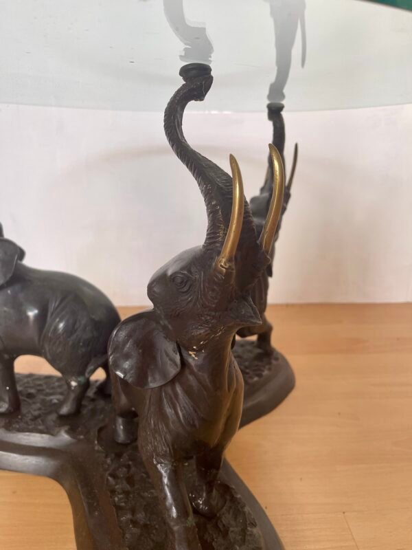 Tavolino da salotto con base scultorea a elefanti - Image 4