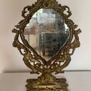 Specchio da tavolo con cornice in bronzo decorata