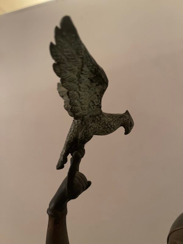 Scultura orientaleggiante “Cavaliere con falco” – in stile bronzo patinato - Image 4