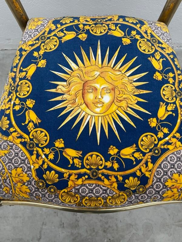 Coppia di sedie in ottone stile neoclassico con tessuto Versace "Sole" - Image 3