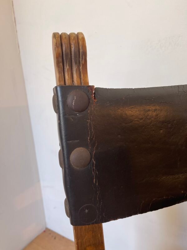 Coppia di sedie in legno e cuoio con borchie – stile rustico - Image 5